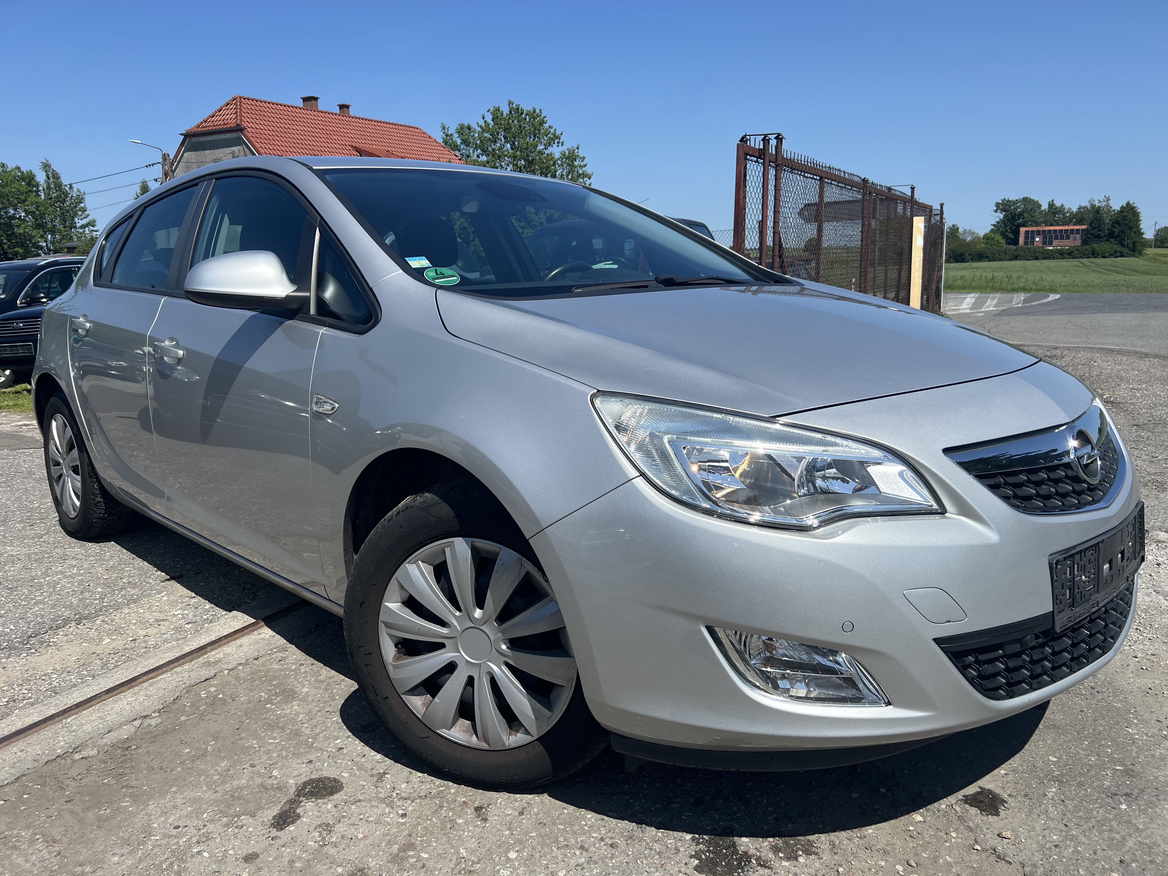Opel Astra 1.4 Turbo - View 2